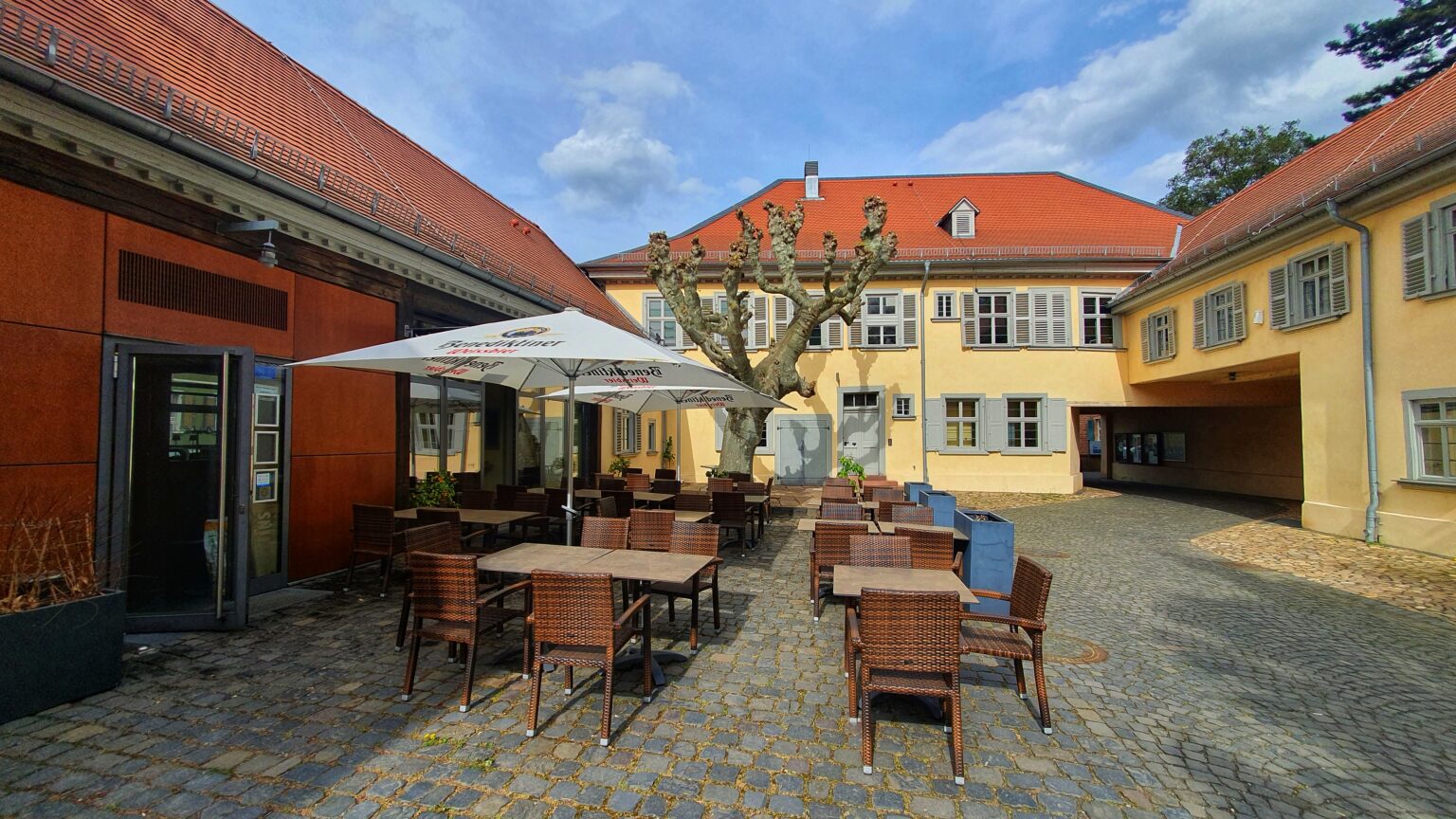 Historischer Innenhof der Genuss Galerie im Nassauer Hof